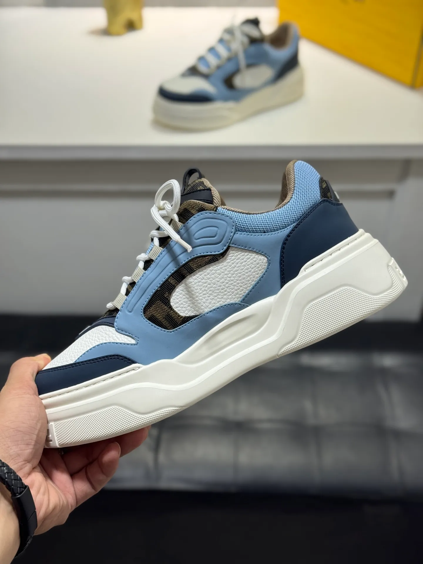 Men's men's shoes 💰560 [New style] 🦥🦥FENDI Fendi high version latest Force series calfskin FF mesh round toe thick sole low-top sports sneakers, these Force lace-up low-top shoes. Made of white full-grain leather and white and brown smooth leather. Padded. Brown FF jacquard and yellow technical fabric details. Lightweight and thick white sole with FF pattern details on the toe and heel ✔️Fabric: Imported first-layer cowhide breathable mesh ✔️Inner lining: Customized breathable mesh ✔️Sole: Open-molded rubber foam material ✔️Sole thickness: 7CM Size: #Men's 38-44 (45 is custom-made and cannot be returned or exchanged